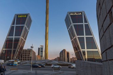 MADRID, SPAIN - 23 HAZİRAN 2018: İspanya 'nın Madrid şehrindeki Paseo de la Castellana caddesinde Avrupa' nın Kapısı ve Calatrava 'nın Gündoğumu manzarası