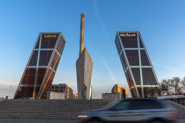MADRID, SPAIN - 23 HAZİRAN 2018: İspanya 'nın Madrid şehrindeki Paseo de la Castellana caddesinde Avrupa' nın Kapısı ve Calatrava 'nın Gündoğumu manzarası