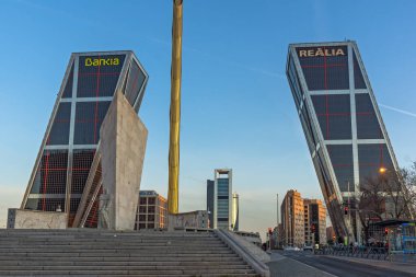 MADRID, SPAIN - 23 HAZİRAN 2018: İspanya 'nın Madrid şehrindeki Paseo de la Castellana caddesinde Avrupa' nın Kapısı ve Calatrava 'nın Gündoğumu manzarası