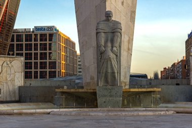 MADRID, SPAIN - 23 HAZİRAN 2018: İspanya 'nın Madrid şehrindeki Paseo de la Castellana caddesinde Avrupa' nın Kapısı ve Calatrava 'nın Gündoğumu manzarası