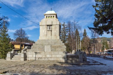 KOPRIVSHTITSA, BULGARIA - 25 Ocak 2020: Bulgaristan 'ın Sofya Bölgesi Koprivshtitsa kentindeki Tipik Sokak ve eski evler