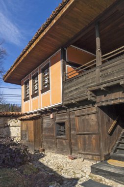 KOPRIVSHTITSA, BULGARIA - 25 Ocak 2020: Bulgaristan 'ın Sofya Bölgesi Koprivshtitsa kentindeki Tipik Sokak ve eski evler