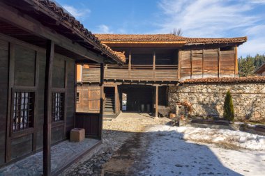 KOPRIVSHTITSA, BULGARIA - 25 Ocak 2020: Bulgaristan 'ın Sofya Bölgesi Koprivshtitsa kentindeki Tipik Sokak ve eski evler