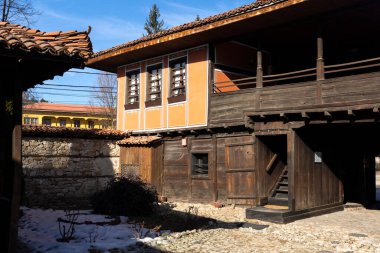KOPRIVSHTITSA, BULGARIA - 25 Ocak 2020: Bulgaristan 'ın Sofya Bölgesi Koprivshtitsa kentindeki Tipik Sokak ve eski evler