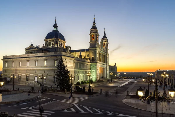 マドリード スペイン 2018年1月22日 スペイン マドリード市のアルムデナ大聖堂での素晴らしい夕日 — ストック写真