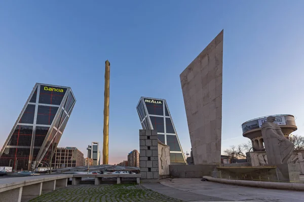 Madrid Hiszpania Styczeń 2018 Widok Wschodu Słońca Bramę Europy Obelisk — Zdjęcie stockowe
