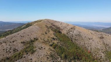 Bulgaristan 'ın Pernik bölgesindeki Lyubash Dağı' nın İnanılmaz Sonbahar Manzarası