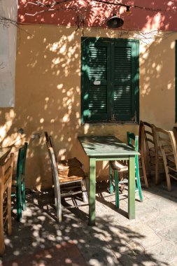 Selanik, Yunanistan - 22 Eylül 2019: Yunanistan 'ın orta Makedonya kenti Selanik' teki Ano Poli 'de (Yukarı Kent) tipik sokak ve bina