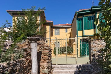 Selanik, Yunanistan - 22 Eylül 2019: Yunanistan 'ın orta Makedonya kenti Selanik' teki Ano Poli 'de (Yukarı Kent) tipik sokak ve bina