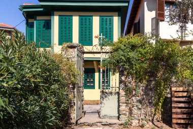 Selanik, Yunanistan - 22 Eylül 2019: Yunanistan 'ın orta Makedonya kenti Selanik' teki Ano Poli 'de (Yukarı Kent) tipik sokak ve bina