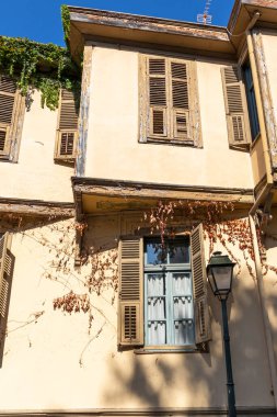 Selanik, Yunanistan - 22 Eylül 2019: Yunanistan 'ın orta Makedonya kenti Selanik' teki Ano Poli 'de (Yukarı Kent) tipik sokak ve bina