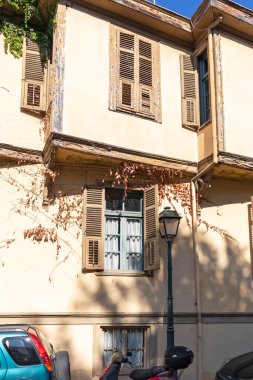 Selanik, Yunanistan - 22 Eylül 2019: Yunanistan 'ın orta Makedonya kenti Selanik' teki Ano Poli 'de (Yukarı Kent) tipik sokak ve bina