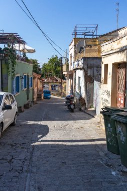 Selanik, Yunanistan - 22 Eylül 2019: Yunanistan 'ın orta Makedonya kenti Selanik' teki Ano Poli 'de (Yukarı Kent) tipik sokak ve bina
