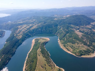 Bulgaristan 'ın Arda Nehri kıvrımlı ve Kardzhali Barajı' nın hava manzarası