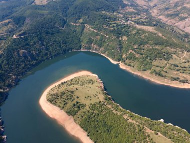 Bulgaristan 'ın Arda Nehri kıvrımlı ve Kardzhali Barajı' nın hava manzarası