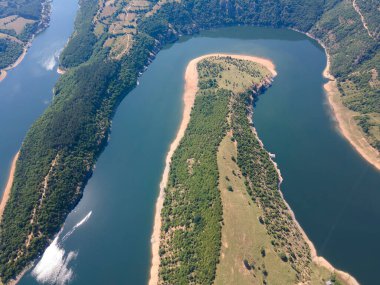 Bulgaristan 'ın Arda Nehri kıvrımlı ve Kardzhali Barajı' nın hava manzarası