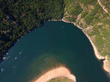 Bulgaristan 'ın Arda Nehri kıvrımlı ve Kardzhali Barajı' nın hava manzarası