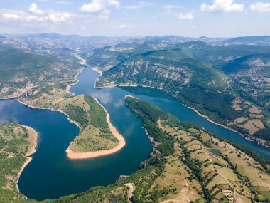 Bulgaristan 'ın Arda Nehri kıvrımlı ve Kardzhali Barajı' nın hava manzarası