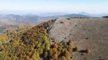 Bulgaristan 'ın Pernik Bölgesi Golemi zirvesi yakınlarındaki Erul dağının şaşırtıcı sonbahar manzarası