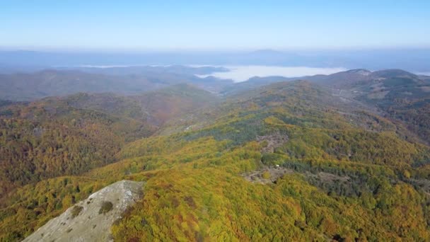Erstaunliche Herbstlandschaft Des Erul Gebirges Der Nähe Des Golemi Gipfels — Stockvideo