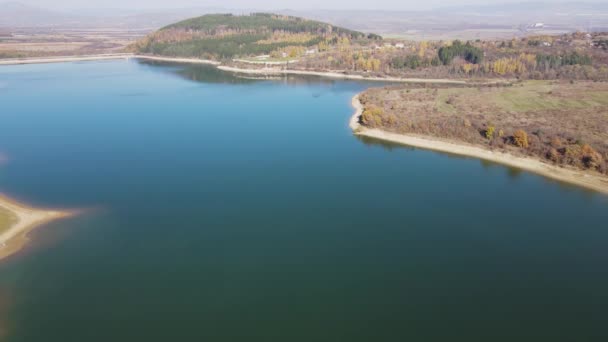 Αεροφωτογραφία Φθινόπωρο Του Izvor Reservoir Στο Βουνό Konyavska Περιοχή Pernik — Αρχείο Βίντεο
