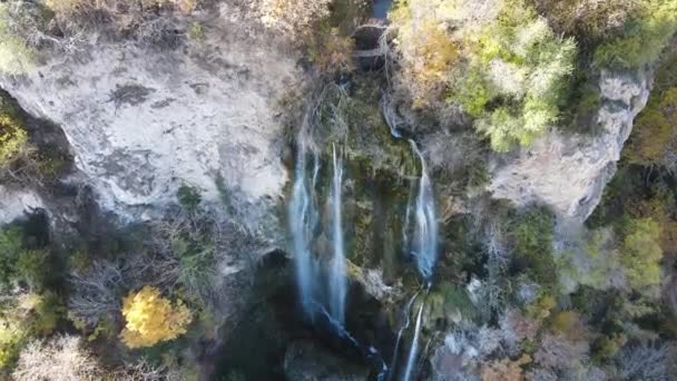 Vista Aérea Otoño Cascada Polska Skakavitsa Montaña Zemen Región Kyustendil — Vídeos de Stock