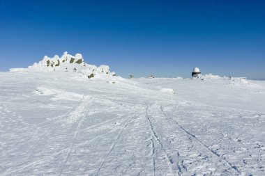 Bulgaristan 'ın Sofya kentinin Cherni Vrah zirvesi yakınlarındaki Vitosha Dağı' nın kış manzarası