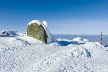 Bulgaristan 'ın Sofya kentinin Cherni Vrah zirvesi yakınlarındaki Vitosha Dağı' nın kış manzarası