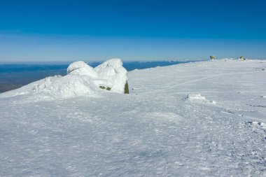 Bulgaristan 'ın Sofya kentinin Cherni Vrah zirvesi yakınlarındaki Vitosha Dağı' nın kış manzarası