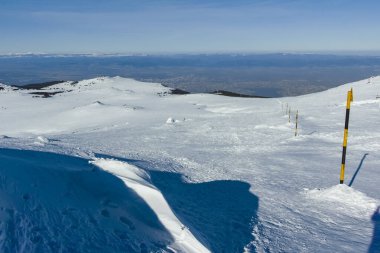 Bulgaristan 'ın Sofya kentinin Cherni Vrah zirvesi yakınlarındaki Vitosha Dağı' nın kış manzarası