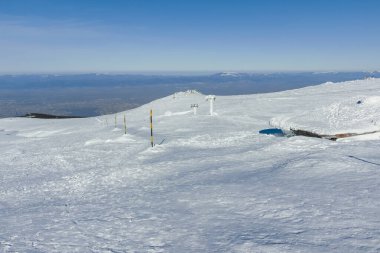 Bulgaristan 'ın Sofya kentinin Cherni Vrah zirvesi yakınlarındaki Vitosha Dağı' nın kış manzarası