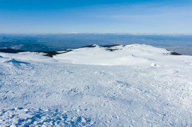 Bulgaristan 'ın Sofya kentinin Cherni Vrah zirvesi yakınlarındaki Vitosha Dağı' nın kış manzarası