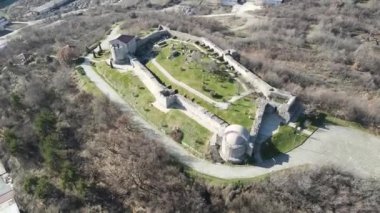 Bulgaristan 'ın Pazardzhik Bölgesi Peshtera kasabasındaki Antik Bizans kalesinin kalıntılarının havadan görünüşü