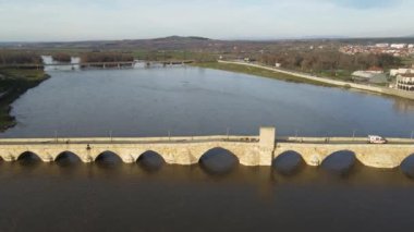 Bulgaristan 'ın Haskovo Bölgesi' nin Svilengrad kentindeki Maritsa nehri üzerindeki 16. yüzyıl Mustafa Paşa Köprüsü 'nün (Eski Köprü) havadan görünüşü