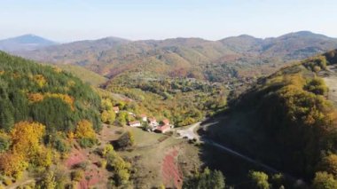 Bulgaristan 'ın Pernik Bölgesi, Kamenititsa zirvesi yakınlarındaki Erul dağının şaşırtıcı sonbahar manzarası