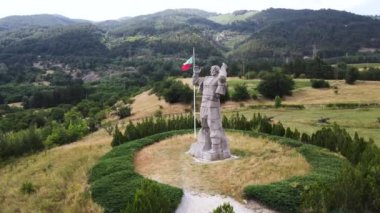 KLISURA, BULGARIA - 17 Temmuz 2021: Bulgaristan 'ın tarihi Klisura kenti yakınlarındaki İvan Borimechkata Anıtı' na Havadan Bakış
