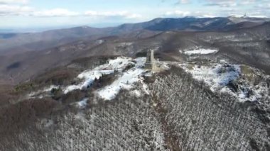SHIPKA, BULGARIA - 24 Ocak 2021: St. Nicholas zirvesindeki Özgürlük Anıtı 'nın havadan görünüşü, Stara Planina (Balkan) Dağı, Bulgaristan
