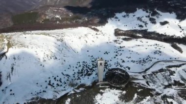 BUZLUDHA, BULGARIA - 24 Ocak 2021: Bulgaristan 'ın Buzludzha Tepesi, Stara Zagora bölgesindeki Terk Edilmiş Bulgar Komünist Partisi Anıtı' nın Havadan Görünümü