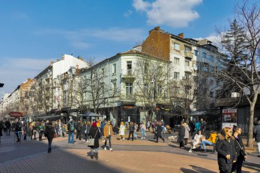 SOFYA, BULGARIA - 26 Şubat 2022: Bulgaristan 'ın başkenti Sofya' daki Vitosha Bulvarı 'nda yürüyen insanlar