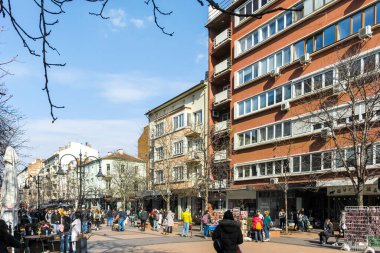 SOFYA, BULGARIA - 26 Şubat 2022: Bulgaristan 'ın başkenti Sofya' daki Vitosha Bulvarı 'nda yürüyen insanlar