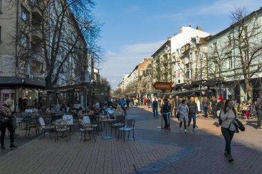 SOFYA, BULGARIA - 26 Şubat 2022: Bulgaristan 'ın başkenti Sofya' daki Vitosha Bulvarı 'nda yürüyen insanlar