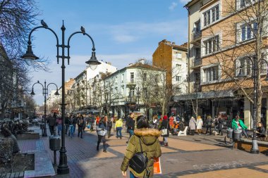 SOFYA, BULGARIA - 26 Şubat 2022: Bulgaristan 'ın başkenti Sofya' daki Vitosha Bulvarı 'nda yürüyen insanlar