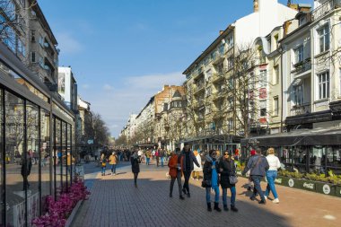 SOFYA, BULGARIA - 26 Şubat 2022: Bulgaristan 'ın başkenti Sofya' daki Vitosha Bulvarı 'nda yürüyen insanlar