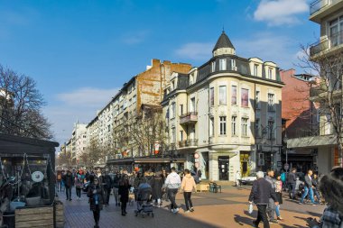 SOFYA, BULGARIA - 26 Şubat 2022: Bulgaristan 'ın başkenti Sofya' daki Vitosha Bulvarı 'nda yürüyen insanlar