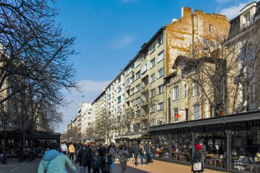 SOFYA, BULGARIA - 26 Şubat 2022: Bulgaristan 'ın başkenti Sofya' daki Vitosha Bulvarı 'nda yürüyen insanlar