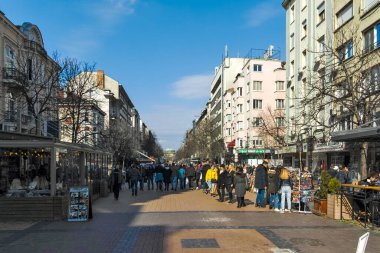 SOFYA, BULGARIA - 26 Şubat 2022: Bulgaristan 'ın başkenti Sofya' daki Vitosha Bulvarı 'nda yürüyen insanlar