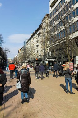 SOFYA, BULGARIA - 26 Şubat 2022: Bulgaristan 'ın başkenti Sofya' daki Vitosha Bulvarı 'nda yürüyen insanlar