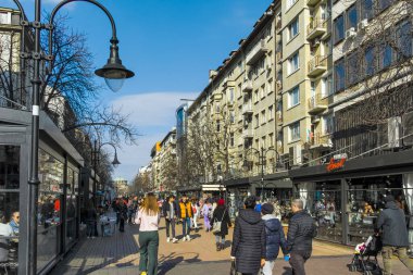 SOFYA, BULGARIA - 26 Şubat 2022: Bulgaristan 'ın başkenti Sofya' daki Vitosha Bulvarı 'nda yürüyen insanlar