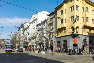 SOFYA, BULGARIA - 26 Şubat 2022: Bulgaristan 'ın başkenti Sofya' daki Vitosha Bulvarı 'nda yürüyen insanlar