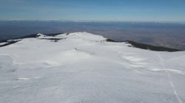 Bulgaristan 'ın Sofya kentinin Cherni Vrah tepesi yakınlarındaki Vitosha Dağı' nın hava kışı manzarası